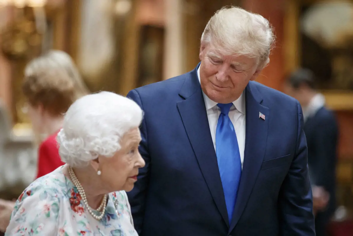 Erzsébet királynő pont azt a rendszert magasztalta Trump mellett, amit az amerikai elnök rombol