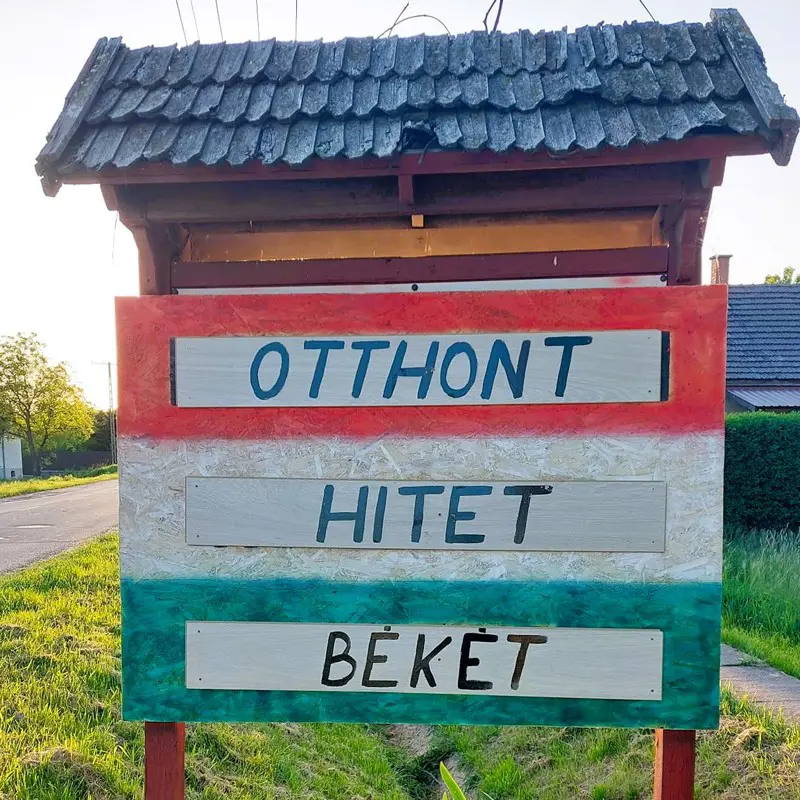 "Otthont, Hitet, Békét" feliratra cserélte a fideszes propagandaszöveget a jobbikos megyei képviselő