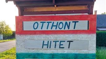 "Otthont, Hitet, Békét" feliratra cserélte a fideszes propagandaszöveget a jobbikos megyei képviselő