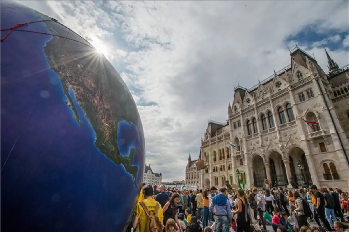 Több ezren tüntettek Budapesten a klímaváltozás miatt