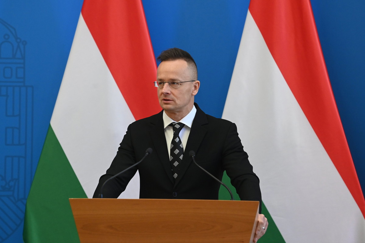 Még az eddig ismertnél is többször helikopterezgetett Szijjártó Péter