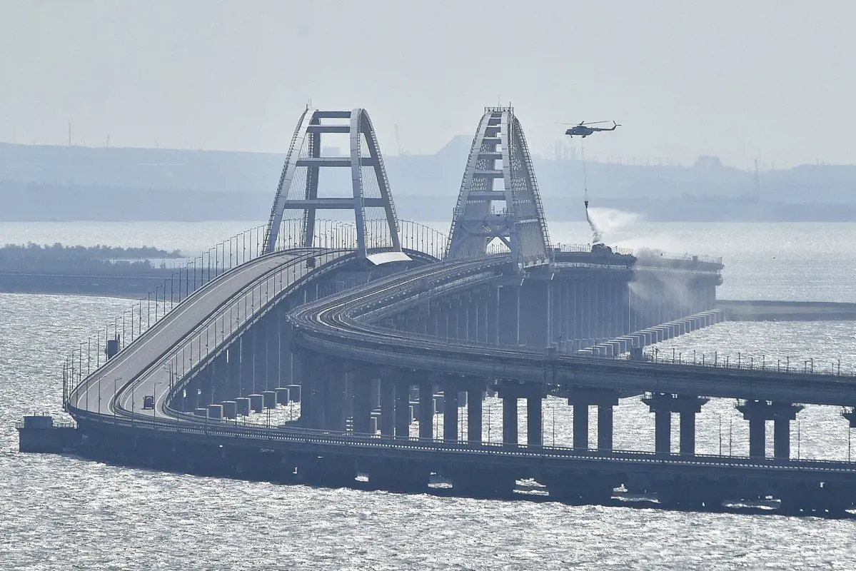Felrobbant egy teherautó a Krími hídon, be is omlott az oroszoknak fontos építmény