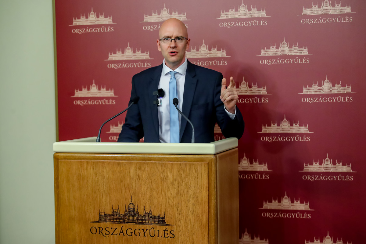 Szigorú szabályozással védené a magyar dolgozókat a mesterséges intelligenciától a Jobbik