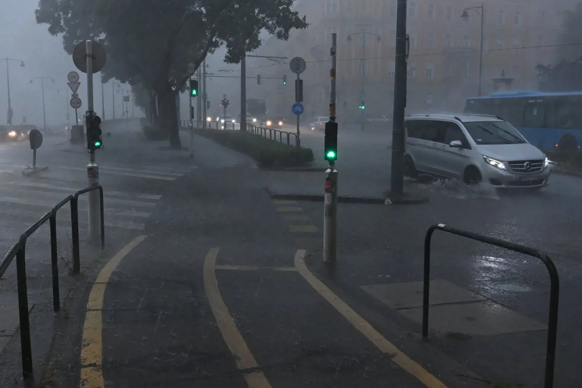 Komoly fennakadásokat okozott a tömegközlekedésben az intenzív esőzés a fővárosban
