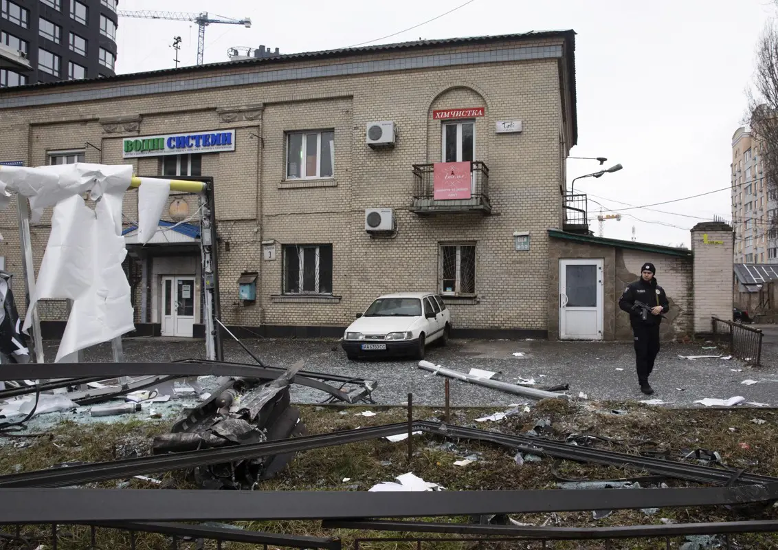 Több irányból támadják Kijevet, egyre több civil ragad fegyvert