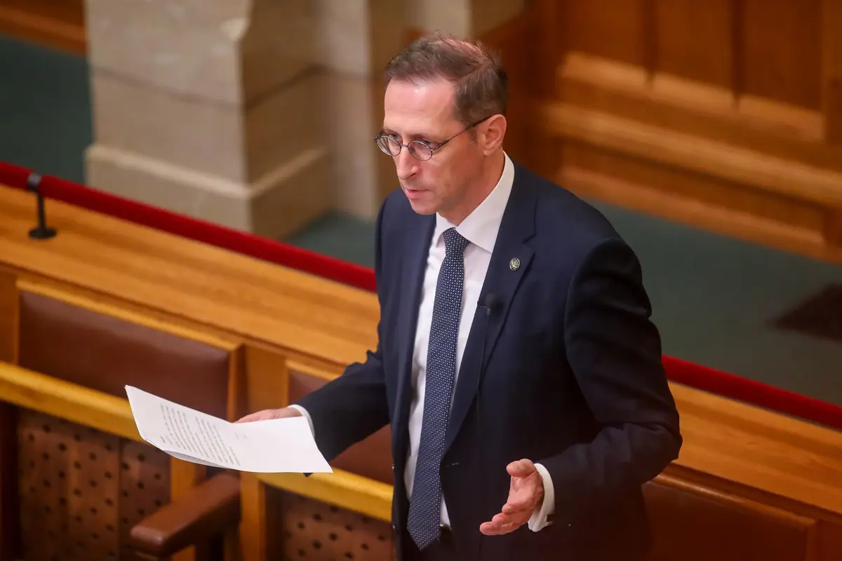 Varga Mihály egyik szeme sír, a másik nevet