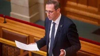 Varga Mihály egyik szeme sír, a másik nevet