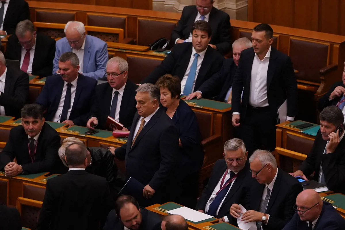 Megint a mutyi?! A Fidesz az utolsó utáni pillanatban nyúlt hozzá az uniós vállalásokról szóló törvényekhez
