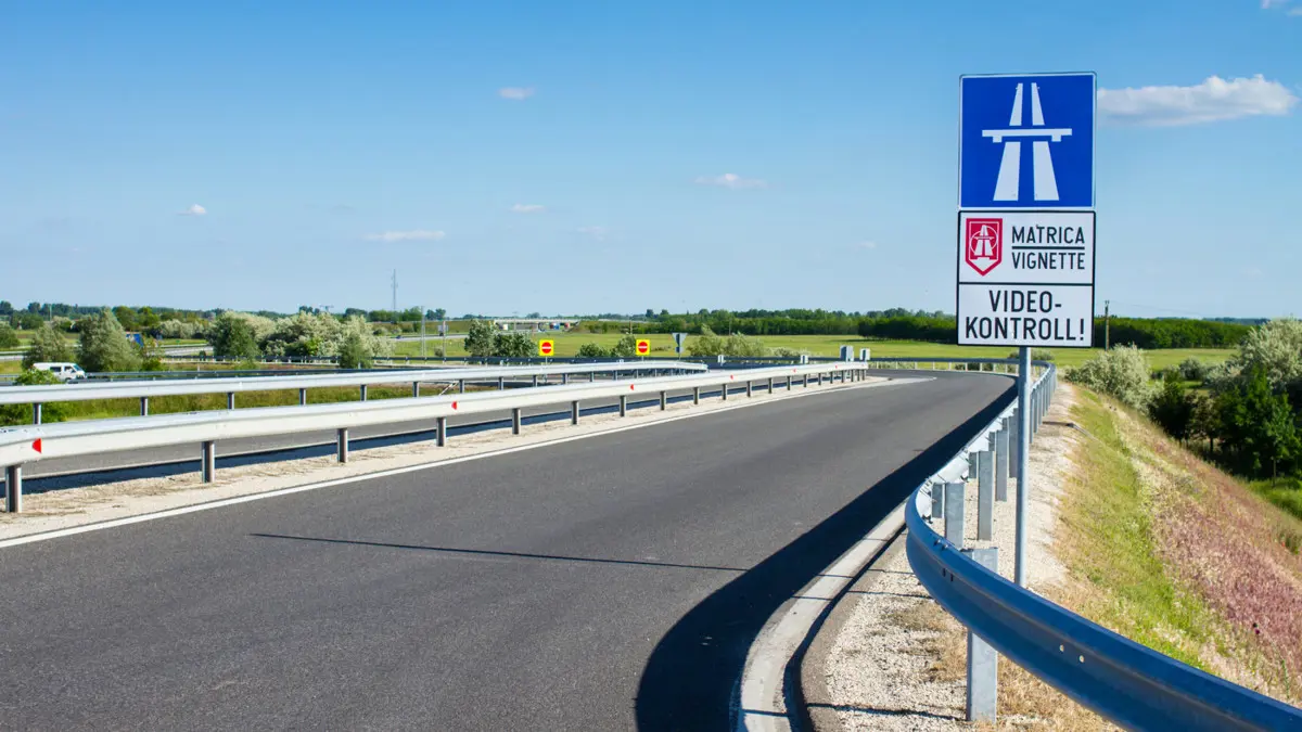Ennyibe fognak kerülni az autópálya-matricák 2026-ban