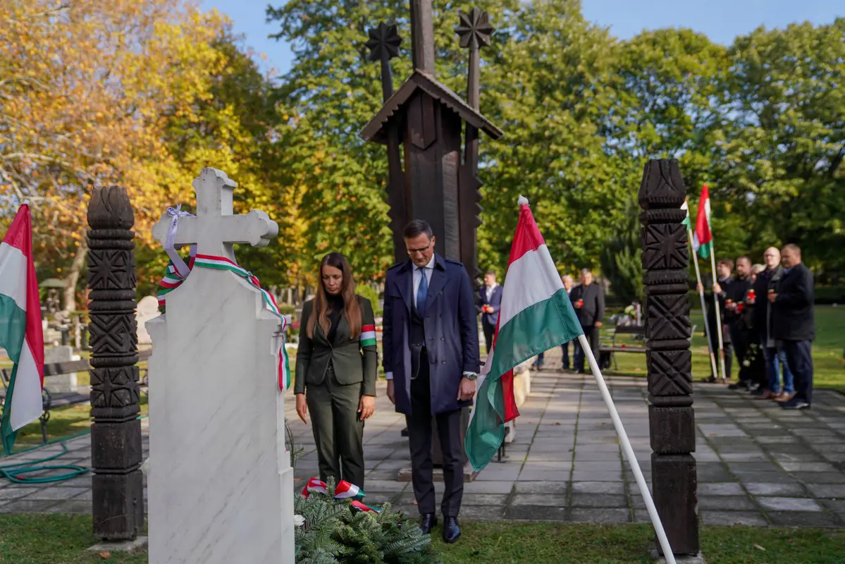 A Fiumei úti sírkertben koszorúzott az '56-os hősök előtt tisztelegve a Jobbik