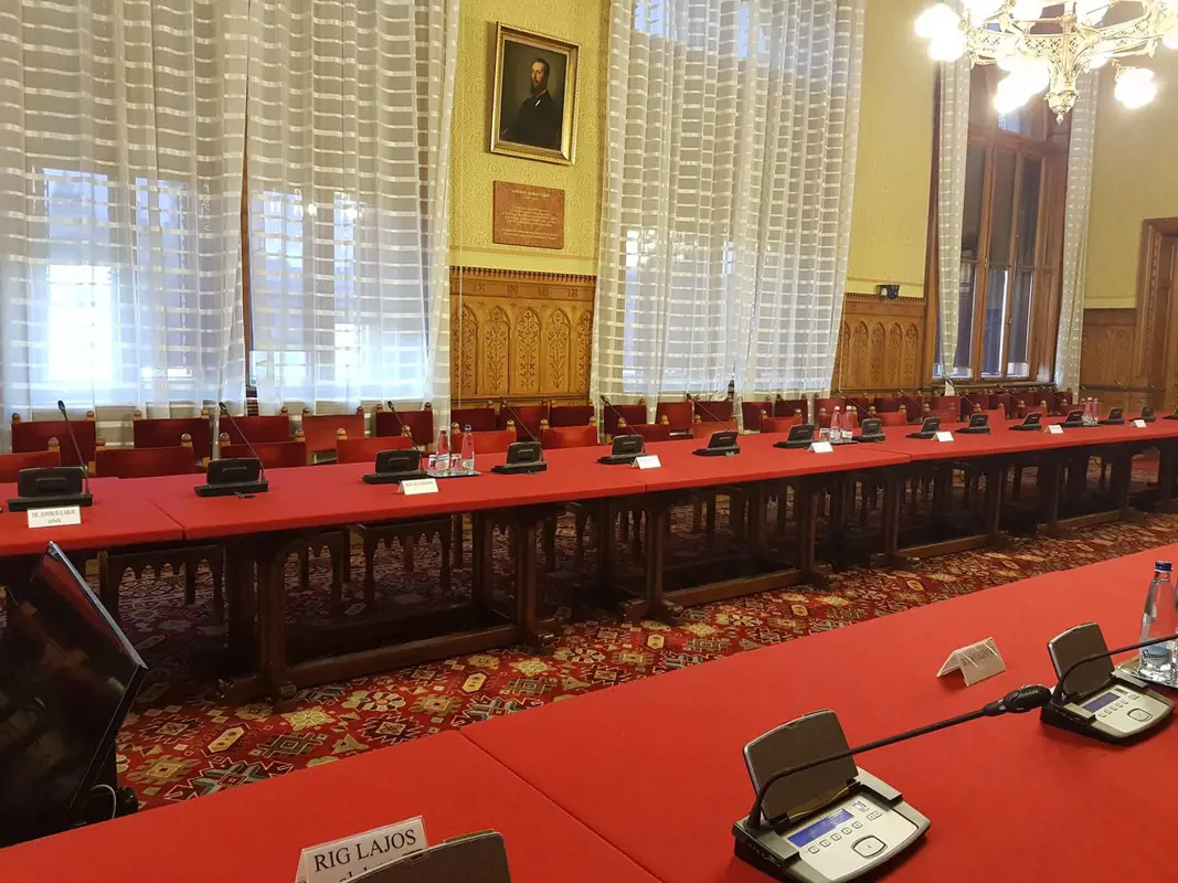 A fideszes képviselők távolléte miatt hiúsult meg a járvány elleni védekezés bizottsági tárgyalása