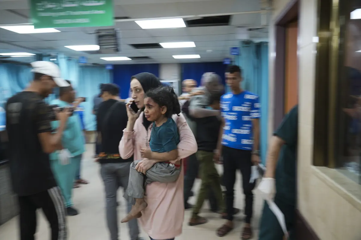 Az izraeli hadsereg behatolt a gázai Sífa Kórházba, ahol fegyvereket találtak