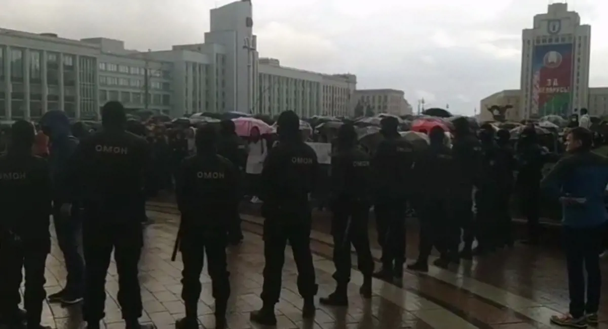 A rohamrendőrök megkezdték a minszki Függetlenség terén tüntetők oszlatását