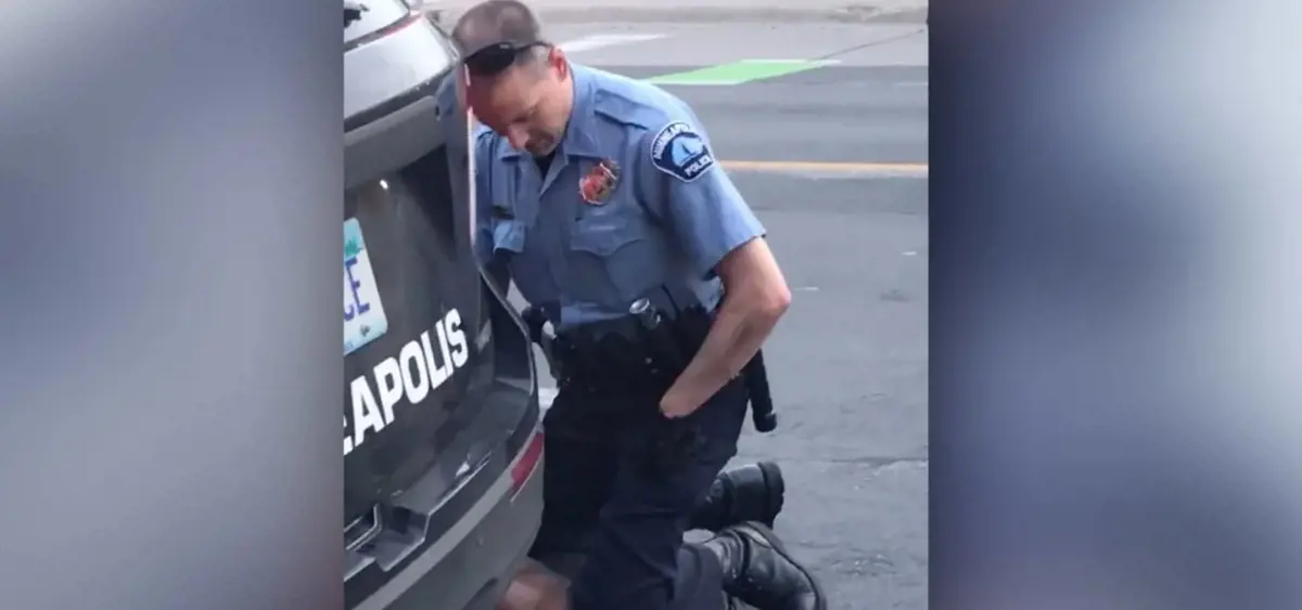 Letartóztatták a rendőrt, aki a később elhunyt fekete férfi nyakán térdelt