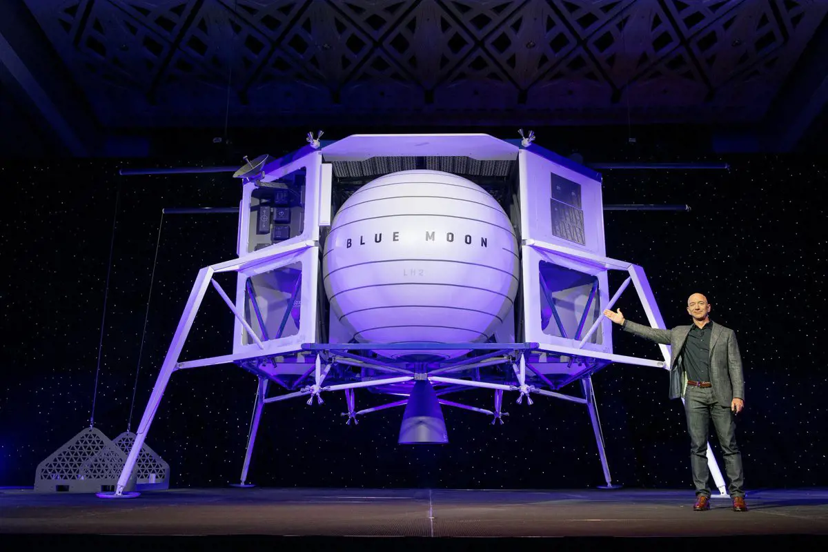 Jeff Bezos: „Itt az ideje, hogy visszamenjünk a Holdra, itt az ideje, hogy ott is maradjunk”