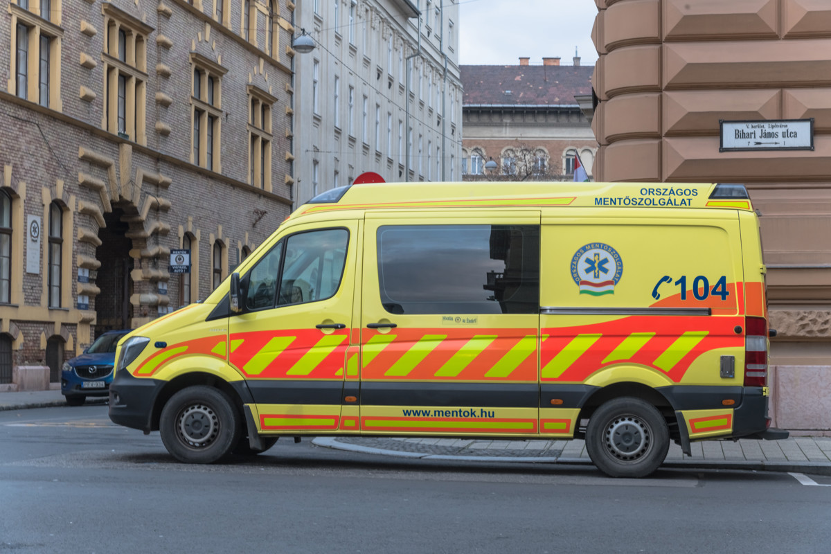 Csak 20 perc szünetet kapnak műszakonként a fővárosba vezényelt vidéki mentők