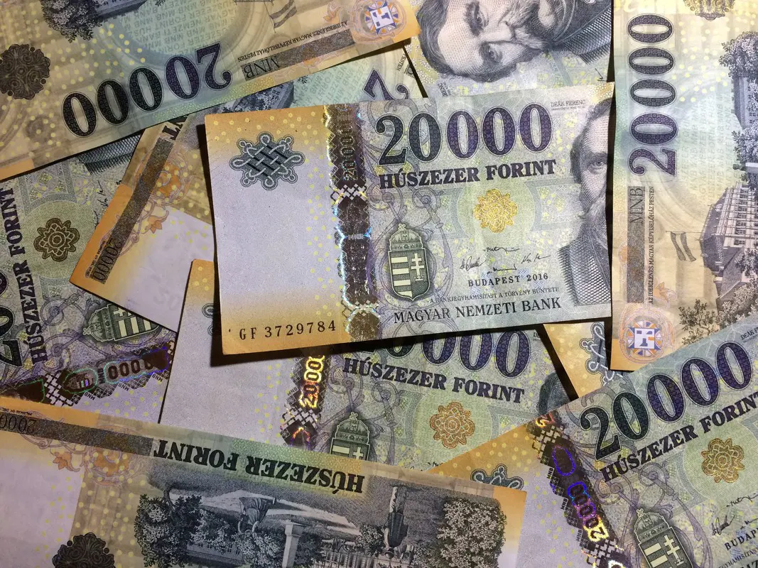 A Magyar Nemzet szerint mostantól több csatornán jön az uniós pénz