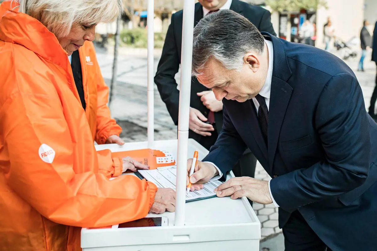 Orbán Viktor is aláírt a Fidesznek