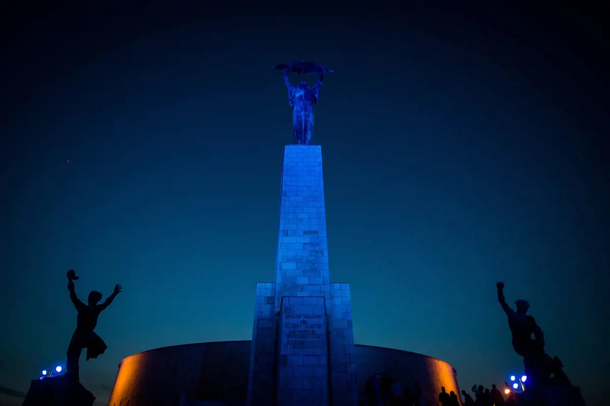 Kék színben pompázik a Szabadság-szobor