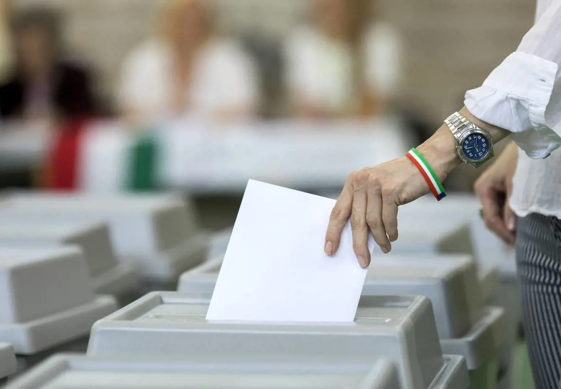 Hétfőtől közel 8 millió magyarnak küldenek levelet a választásról