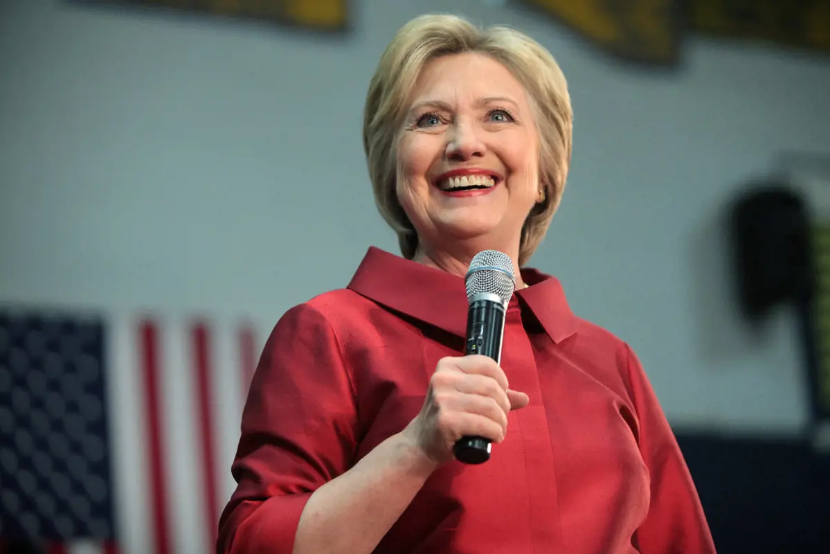 A demokraták egyik elnökjelölt-aspiránsa szerint Hillary Clinton a háborús uszítók királynője
