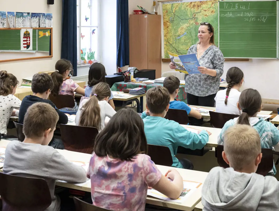 Alig dolgoznak fiatal tanárok Magyarországon, az elsős gyermekek körében buknak a legtöbben