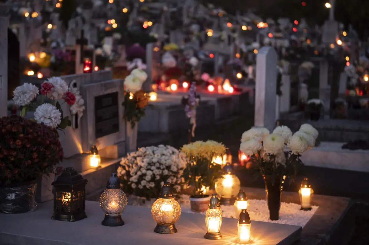 Halottak napja: Hosszabb temetői nyitvatartás, fokozott rendőri jelenlét a hosszú hétvégén
