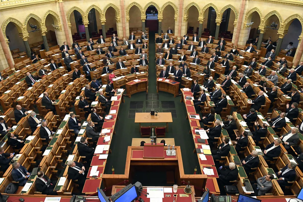 Háromnapos üléssel folytatja munkáját a parlament