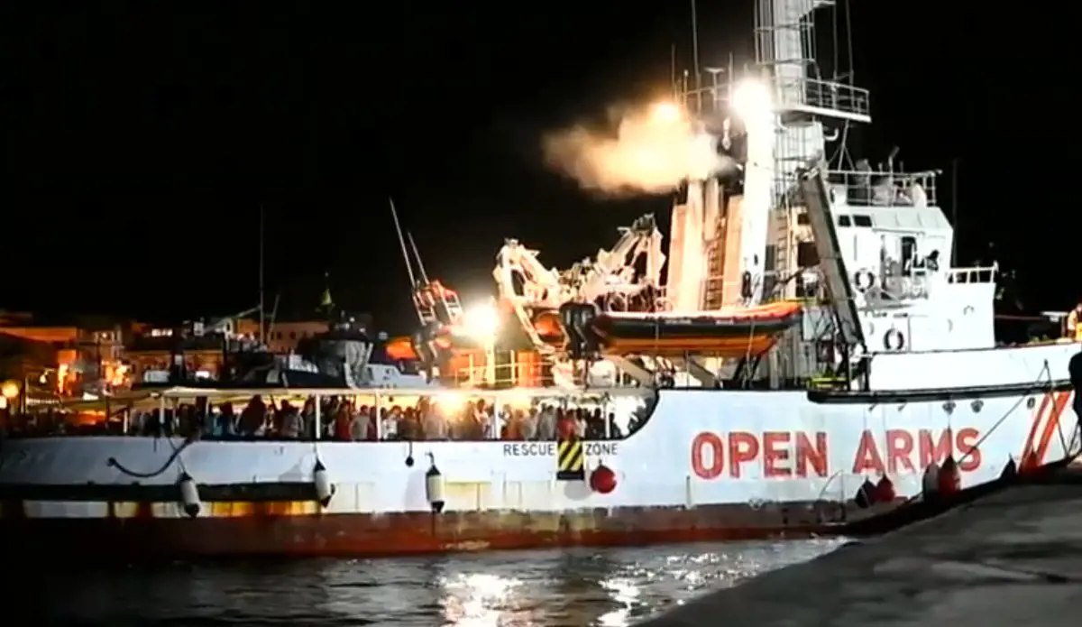 19 nap után kiköthetett Lampedusa szigetén az Open Arms migránshajó