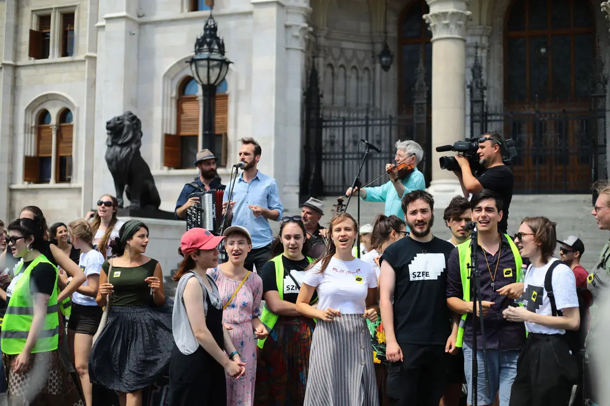 Hiába tüntettek a Parlament előtt a hallgatók, a kormánypártok megszavazták a Színművészeti átalakítását