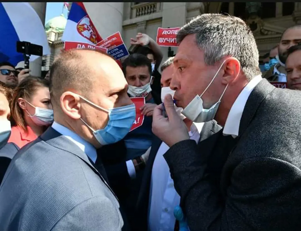 Szerbiában már a politikusok is dulakodnak egymással