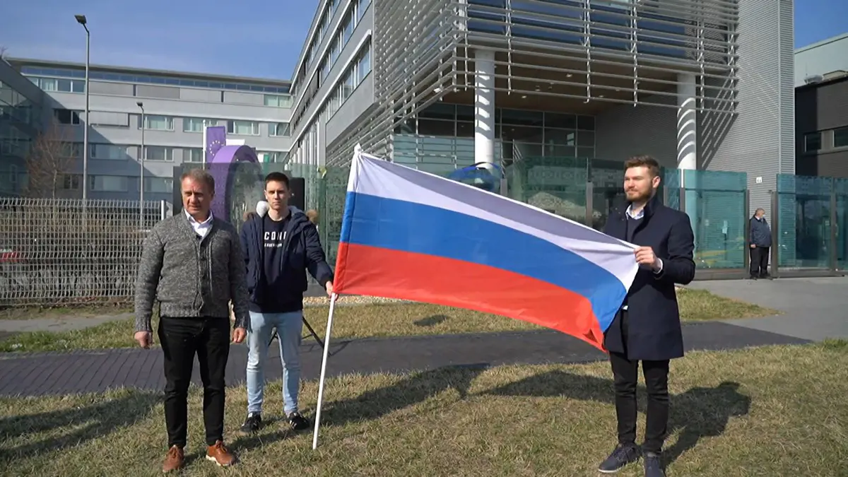 A DK orosz zászlót tűzött ki az MTVA épülete elé