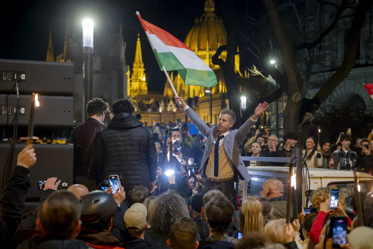 Fotókon Magyar Péter tüntetése, tízezrek skandáltak a kormány bukásáért