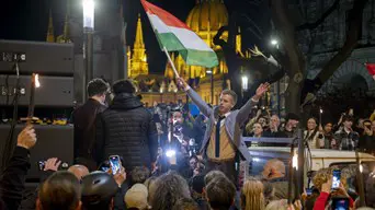 Fotókon Magyar Péter tüntetése, tízezrek skandáltak a kormány bukásáért