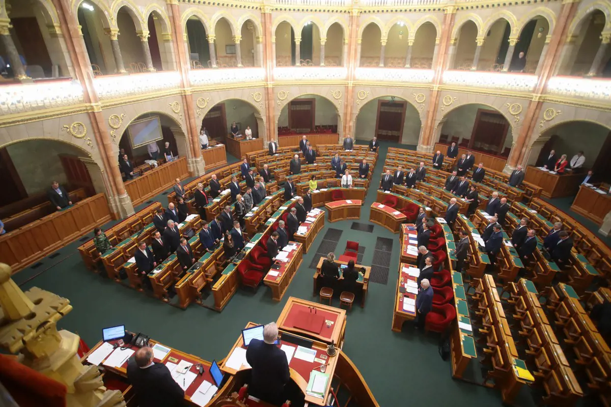 Az O1G, az MTVA, a gyerekek és december 12. miatt büntetné a képviselőket a Fidesz