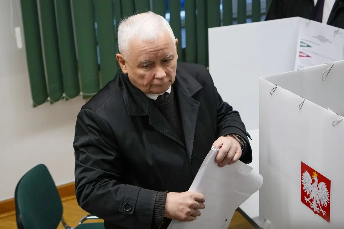 Lengyel választások: a kormánypárt eddig magabiztosan vezet, de nincs meg a többsége