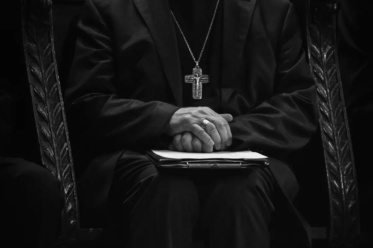 Személyesen Ferenc pápa tiltott el egy pedofil magyar papot a hivatásától
