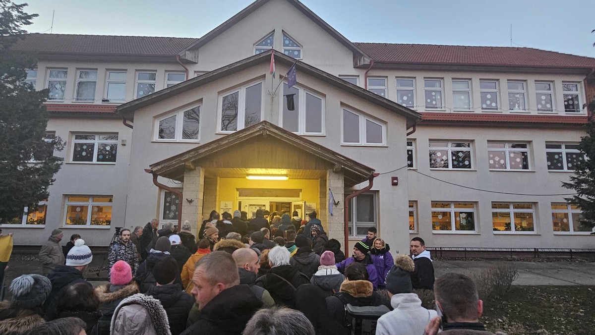 Akkumulátorüzem: Rendőrautóval menekült a polgármester