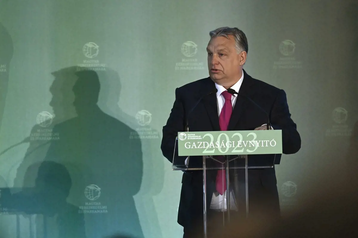 Orbán Viktor szerint a magyarokban van tartalék, Tiborczék viszont már Indiából toboroznak munkaerőt