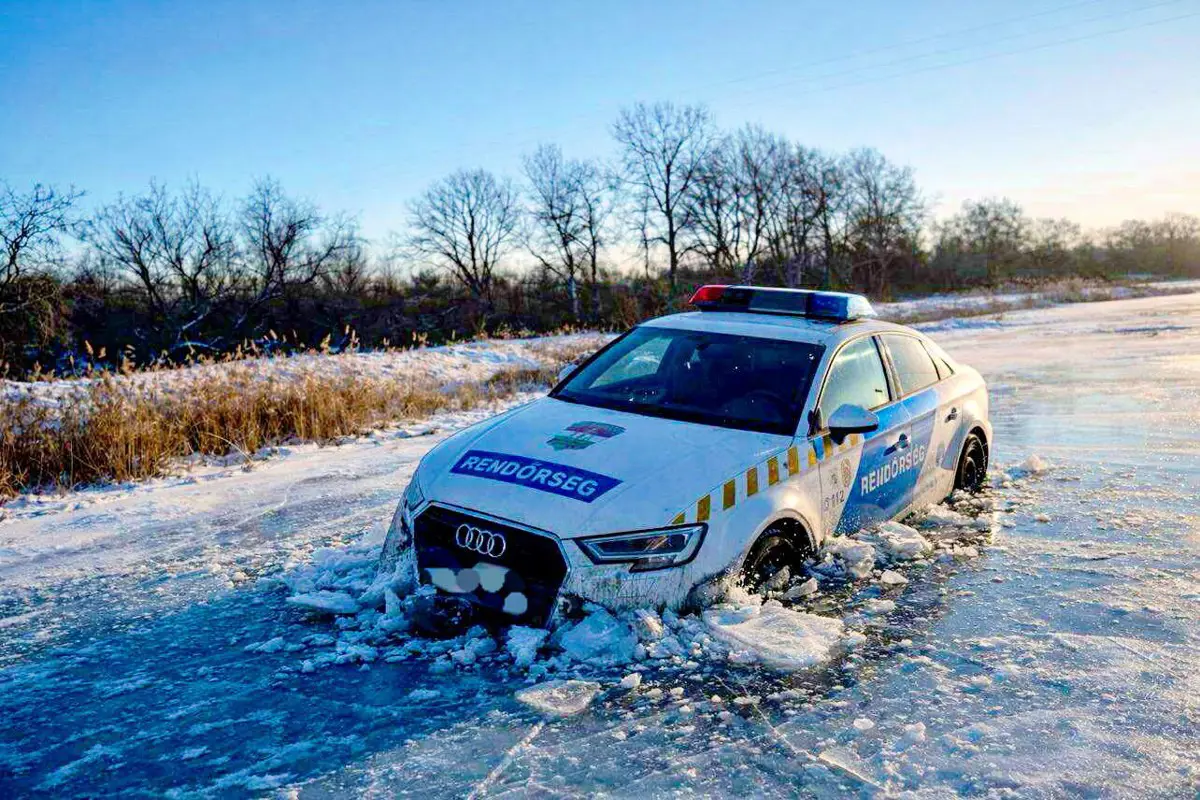 Ne menjen a jégre, úgy járhat, mint ez a rendőrautó!