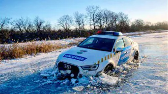 Ne menjen a jégre, úgy járhat, mint ez a rendőrautó!