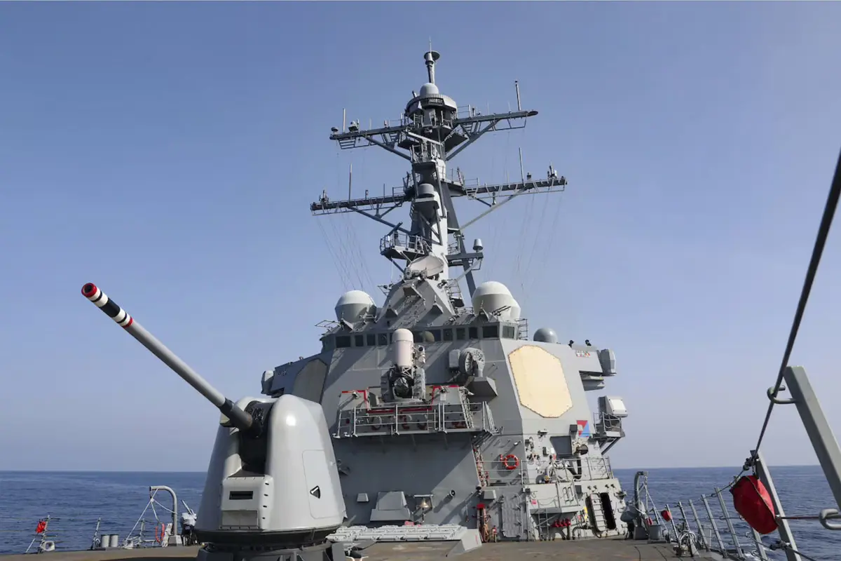 Alig hogy Kína befejezte a hadgyakorlatát, az Egyesült Államok egy rakétaromboló hajóval haladt át a Tajvani-szoroson