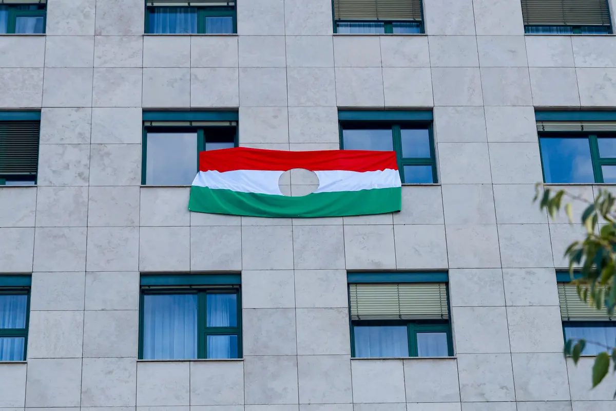 Jobbik: Egyszer minden a helyére kerül, a lyukas zászló és a kommunisták is!