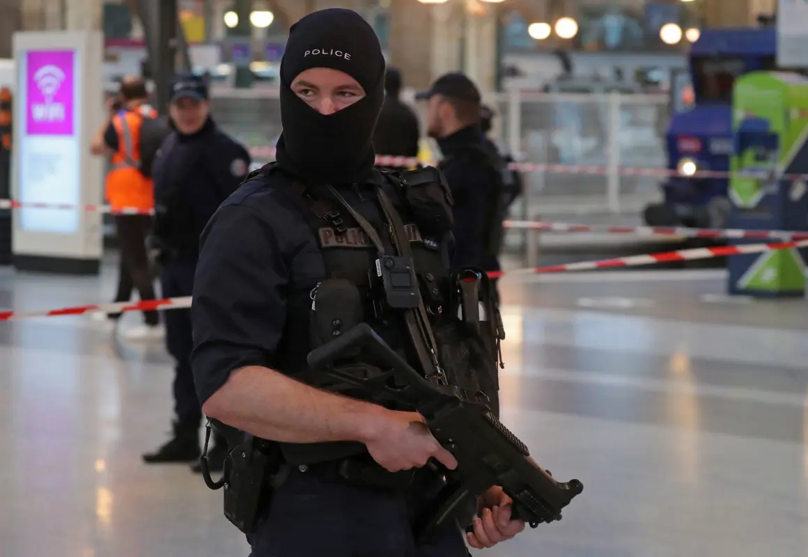 Egy embert késsel megölt, kettőt kalapáccsal megsebesített egy támadó Párizsban szombat este