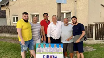 A titkolózó Orbán Viktor Bicskén kampányolt, roma jelöltek gyűrűjében