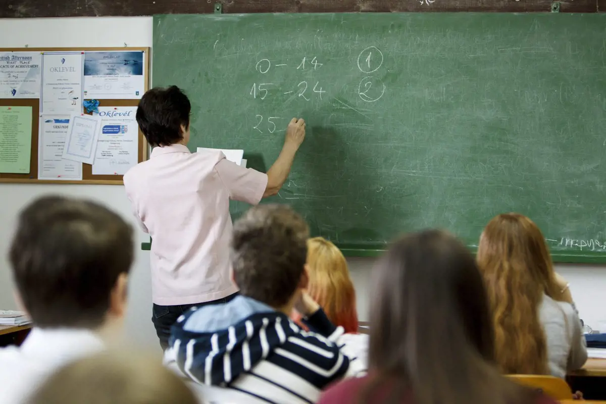 Inkább a hidegburkolás - 1000 tanár hiányzik a magyar iskolákból