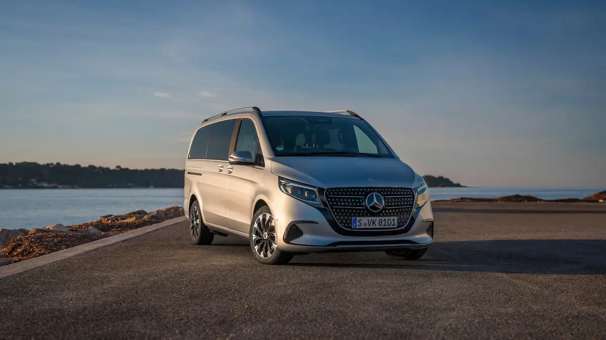 Állami pénzből felhizlalt alapítvány luxuskisbusza furikázza Lázár Jánost és fiát