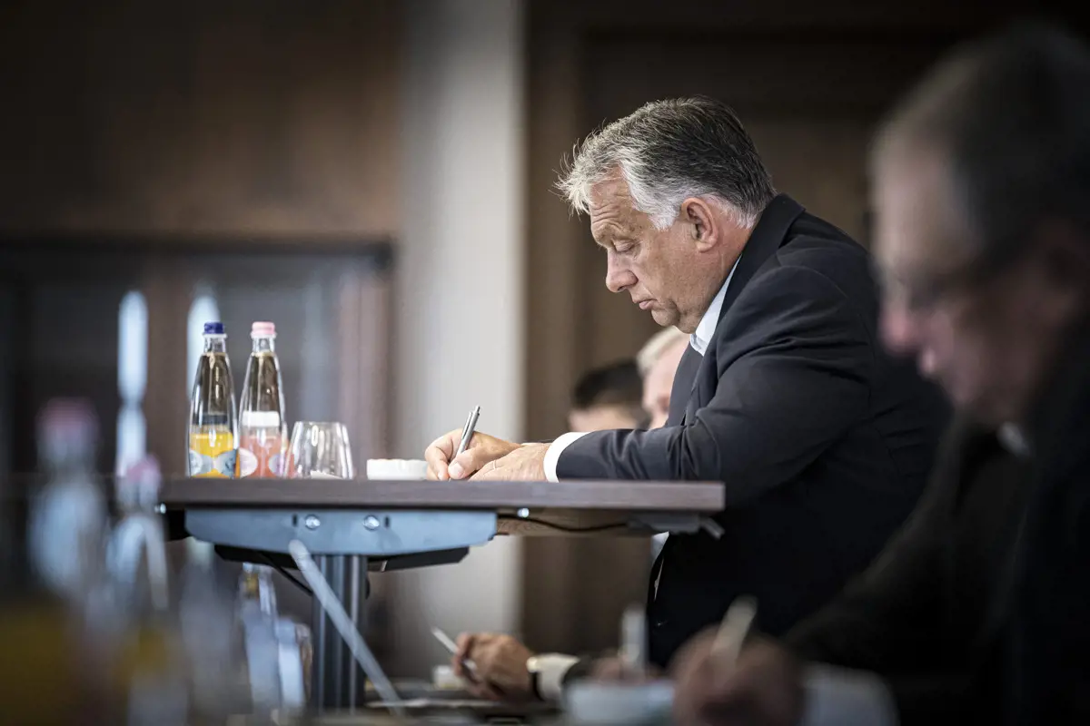 Orbán levelet írt Karácsonynak: építsen ki megfelelő munkakapcsolatot az operatív törzzsel!