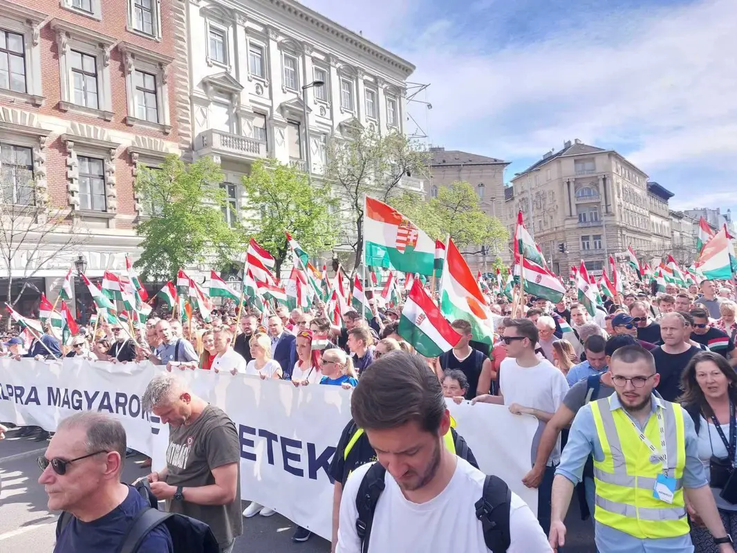 „Indítsunk új időszámítást Magyarországon!” – Elindult Magyar Péter vezetésével a Nemzeti menet
