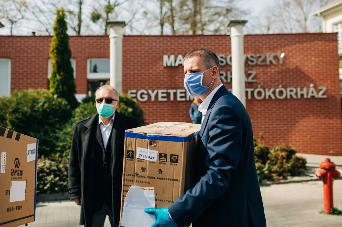 Szombathelyen az önkormányzat adott maszkokat a kórháznak